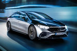 Дилеры уже принимают заказы на первый полностью электрический Mercedes-Benz, официально представленный в нашей стране. В начальных комплектациях представительский лифтбек оснащается двумя раздельными ЖК экранами: на первый выводятся показания приборов, при помощи второго осуществляется управление мультимедиа. Топовые версии оборудованы передней панелью MBUX Hyperscreen, в которой под общей стеклянной поверхностью длиной почти 1,5 метра, находятся три дисплея (панель приборов, экран мультимедиа и дополнительный монитор перед передним пассажиром). На таких автомобилях нет ни одной привычной кнопки (кроме переключателей на спицах руля), а управление всеми функциями автомобиля осуществляется при помощи сенсорных панелей.Полноприводные Mercedes-Benz EQS 580, оснащённые силовой установкой мощностью 523 л.с., появятся в автосалонах в конце зимы-начале весны. В течение года, как ожидается, начнутся продажи и «заряженной» версии AMG, мощностью 760 сил.