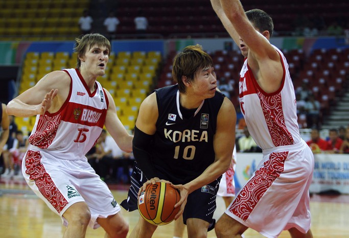 Форвард сборной Южной Кореи Секьюн О против Андрея Кириленко и Виктора Хряпы