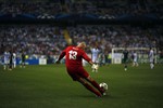 Вратарь «Малаги» Вильфредо Кабальеро вводит мяч в игру