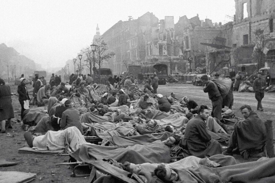 Немецкие военнопленные на&nbsp;улицах Берлина, 3&nbsp;мая 1945&nbsp;года