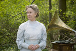 <b>«Последнее воскресение» (2009)</b>
<br><br>
В фильме о последних годах жизни Льва Николаевича Толстого Хелен Миррен сыграла его жену, графиню Софью Толстую. Сюжет развивается вокруг ее конфликта с последователями мужа, которые пытаются убедить писателя переписать завещание, чтобы лишить ее прав на его произведения. Сама же Софья Алексеевна все меньше разделяет философские и религиозные взгляды Толстого, хотя между супругами сохраняются трепетные отношения.
<br><br>
Конец этой истории известен всем. 28 октября 1910 года Лев Толстой навсегда покинул Ясную Поляну и отправился в путешествие, не имея точной цели. Однако в пути он заболел воспалением легких и слег на станции Астапово. Он скончался 7 ноября 1910 года.
