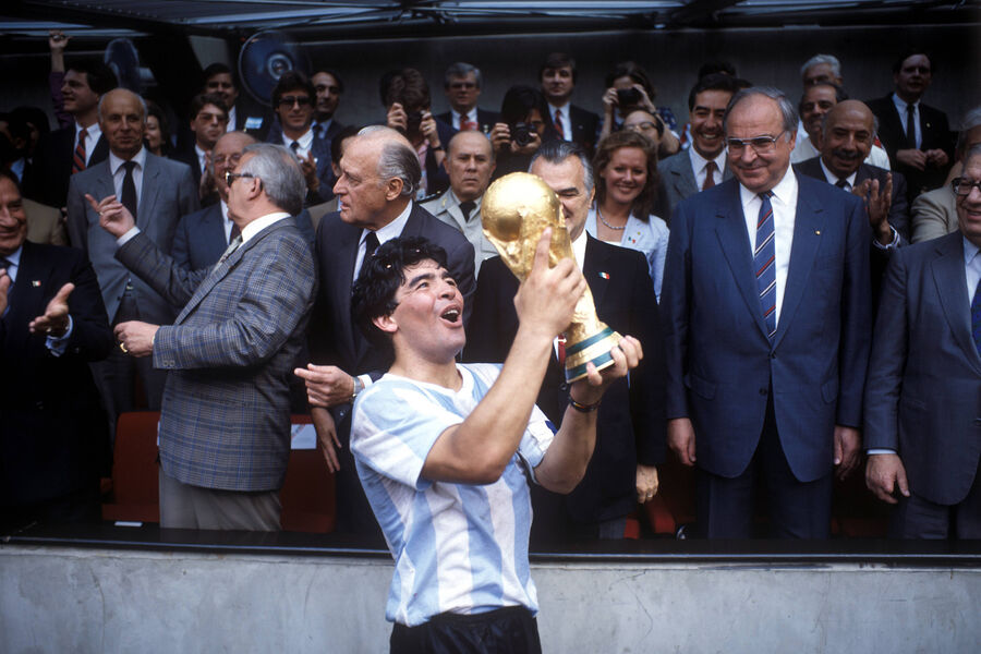 Центральный нападающий Диего Марадона держит трофейный кубок сборной Аргентины, победившей в финале чемпионата мира по футболу, Мексика, 1986 год