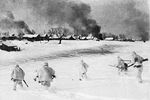 5 декабря 1941 года. Контрнаступление советских войск в битве под Москвой. Бойцы в маскхалатах идут в атаку в подмосковной деревне, занятой немецко-фашистскими войсками. Кадр из документального фильма «Разгром немецко-фашистских войск под Москвой»