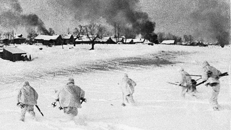 5 декабря 1941 года. Контрнаступление советских войск в битве под Москвой. Бойцы в маскхалатах идут в атаку в подмосковной деревне, занятой немецко-фашистскими войсками. Кадр из документального фильма «Разгром немецко-фашистских войск под Москвой»