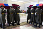 На церемонии прощания с погибшими в Сирии медсестрами в войсковой части Биробиджана