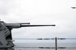 Дальний противолодочный самолет Ту-142 пролетает над флагманским кораблем 6-го флота ВМС США «Маунт Уитни» в Норвегии