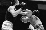 Боксеры Борис Лагутин (справа) и Юрий Мавряшин (слева) во время поединка, 1965 год