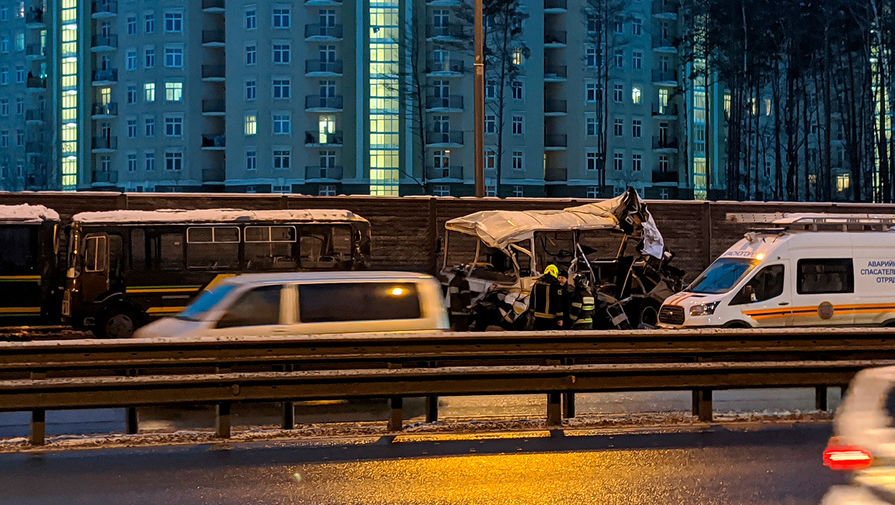 Последствия аварии с&nbsp;участием самосвала и военных автобусов на&nbsp;28-м километре Новорижского шоссе в&nbsp;Подмосковье, 11&nbsp;января 2021&nbsp;года