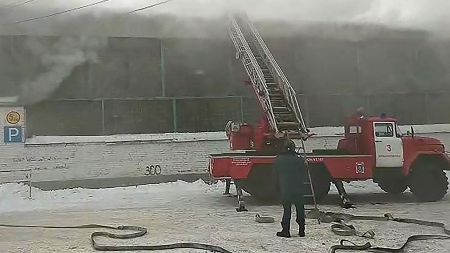 Тушение пожара на&nbsp;складе автозапчастей на&nbsp;улице Калинина в&nbsp;Красноярске, 3&nbsp;февраля 2021&nbsp;года