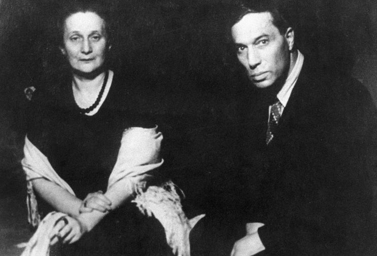 Перед&nbsp;началом Великой Отечественной войны у&nbsp;Ахматовой вышел шестой сборник &ndash; «Из шести книг». Начало войны Ахматова встретила в&nbsp;Ленинграде, откуда ее эвакуировали сначала в&nbsp;Москву, а потом в&nbsp;Ташкент. Обратно она смогла вернуться в&nbsp;1944 году. В&nbsp;1946 году вышла разгромное постановление о&nbsp;журналах «Звезда» и «Ленинград», в&nbsp;котором речь шла о&nbsp;ней и о&nbsp;Михаиле Зощенко. В&nbsp;1949 году Льва Гумилева снова арестовали и осудили на&nbsp;десять лет исправительно-трудовых лагерей. На&nbsp;фото Анна Ахматова и Борис Пастернак в&nbsp;1946 году