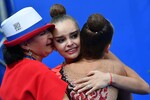 Дина и Арина Аверины и Ирина Винер-Усманова после выполнения упражнений в индивидуальном многоборье на чемпионате мира по художественной гимнастике в итальянском Пезаро, 2017 год