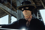 <b>«Маска Зорро» (1998)</b>
<br><br>
В приключенческой драме плаща и шпаги Бандерас особенно органично смотрелся в роли народного мстителя, который защищает жителей Новой Испании XIX века. В то время Калифорния еще не была одним из самых богатых штатов США: в 1821 году она стала частью Первой Мексиканской империи. Времена были сложные — и как обойтись без героя в плаще и маске, который умело фехтует и которого любят самые красивые женщины.
