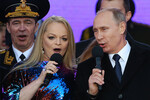 Певица Лариса Долина и президент России Владимир Путин на митинге-концерте «Мы вместе», посвященном годовщине присоединения Крыма к России, 2015 год 