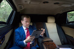 Президент РФ Дмитрий Медведев с iPad в салоне автомобиля в резиденции «Бочаров ручей», 2011 год