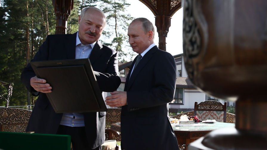 Президент России Владимир Путин и президент Белоруссии Александр Лукашенко во время встречи в резиденции в Минске, 30 июня 2019 года