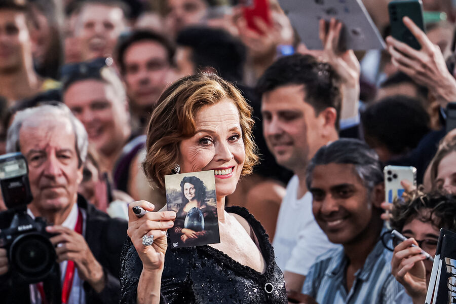 Американская актриса и продюсер Сигурни Уивер держит фотографию во время встречи с&nbsp;поклонниками после получения «Золотого льва» во время церемонии открытия 81-го Венецианского кинофестиваля.
<br>
<br>Венеция, Италия. 28&nbsp;августа 2024&nbsp;г.