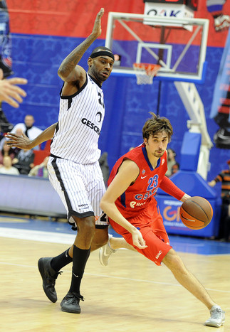 Защитник ЦСКА Алексей Швед в&nbsp;матче Евролиги против &laquo;Бильбао&raquo; уходит от Дора Фишера