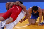 Тренер иранца поздравил его традиционным для борьбы способом