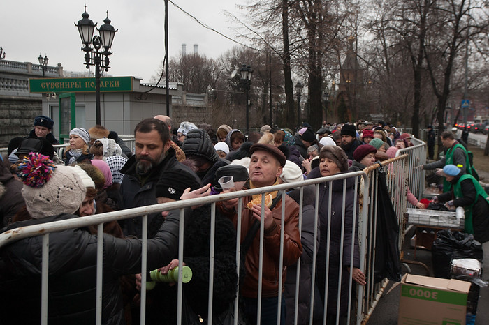 Очередь в храм Христа Спасителя