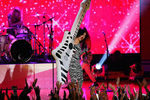 Charli XCX выступает на церемонии MTV Movie Awards