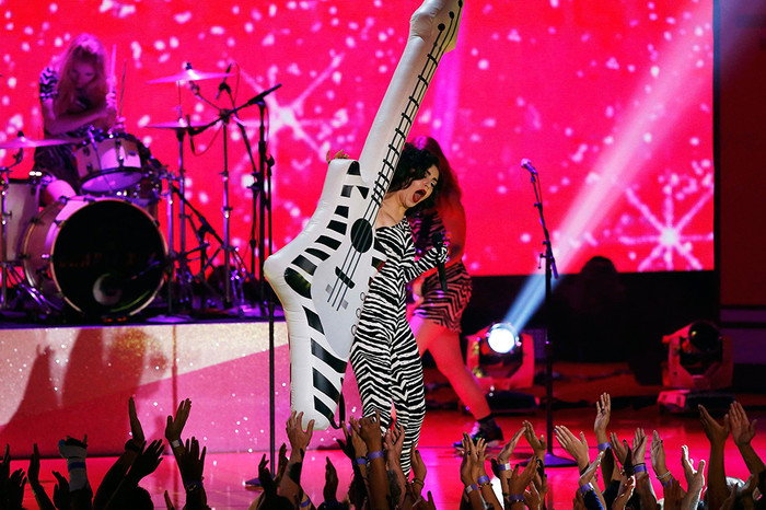 Charli XCX выступает на&nbsp;церемонии MTV Movie Awards