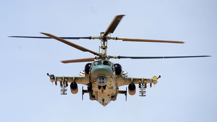 Вертолет Ка-52 «Аллигатор» во время боевой операции в окрестностях освобожденного от боевиков города Эль-Карьятейн