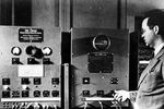 Участник команды ENIAC Гарри Хаски управляет компьютером, 1946&nbsp;год