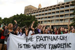 Плакат с&nbsp;надписью &laquo;Патриархат&nbsp;- худшая пандемия&raquo; на&nbsp;акции в&nbsp;честь Международного женского дня в&nbsp;Сиднее, Австралия, 8&nbsp;марта 2021&nbsp;года
