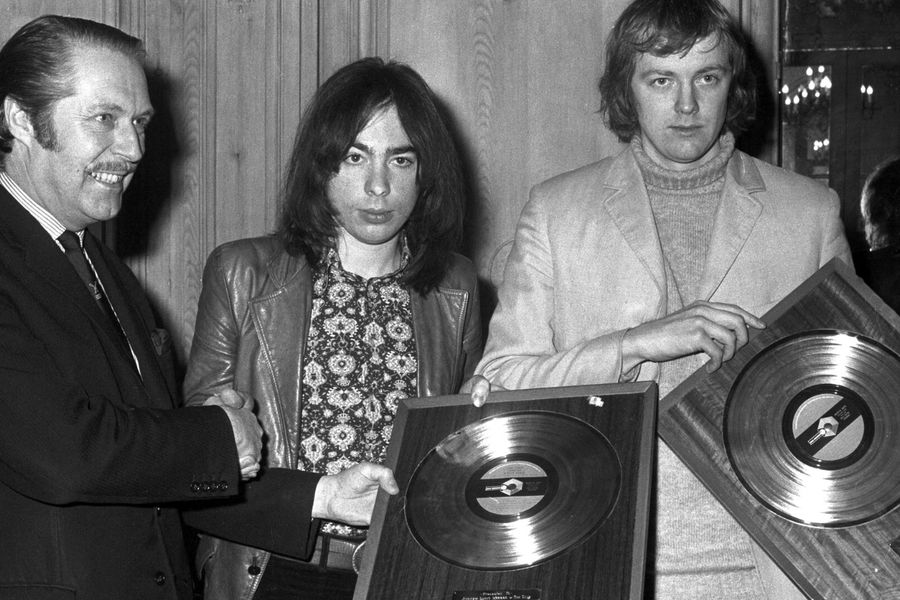 Оригинальная версия рок-оперы «Иисус Христос &mdash; суперзвезда» первоначально вышла на&nbsp;двух винилах в&nbsp;сентябре 1970&nbsp;года. Толчком для&nbsp;оперы, по&nbsp;легенде, стал главный рок-поэт эпохи Боб Дилан. Авторами канонической оперы стали британские композиторы Тим Райс и Эндрю Ллойд Уэббер. Роль Христа исполнил певец Джефф Фенхольт.
<br><br>На фото: Тим Райс и Эндрю Ллойд Уэббер с&nbsp;золотым и платиновым альбомами рок-оперы &laquo;Иисус Христос суперзвезда&raquo;, 1971&nbsp;год