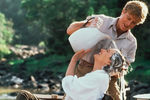<b>«Из Африки» (1985) </b>
<br><br>
Еще одной оскароносной работой Сидни Поллака с участием Редфорда стал фильм «Из Африки», в котором актер исполнил роль охотника, живущего среди африканских туземцев. Когда в Кению пребывает замужняя баронесса в исполнении Мерил Стрип, между ними вспыхивают взаимные чувства. Несмотря на любовь друг к другу, датчанке сложно принять вольный образ жизни своего возлюбленного, и они расстаются. Биографическая драма удостоилась семи «Оскаров», трех премий BAFTA и столько же «Золотых глобусов».
