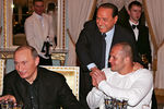 Президент России Владимир Путин, Федор Емельяненко (на первом плане слева направо) и экс-премьер-министр Италии Сильвио Берлускони во время встречи в Константиновском дворце в Санкт-Петербурге, 2007 год