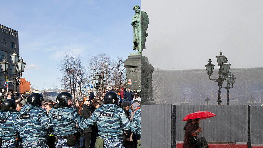 Памятник Александру Пушкину на&nbsp;Пушкинской площади в&nbsp;Москве. Коллаж из&nbsp;фотографий 26&nbsp;и 28&nbsp;марта