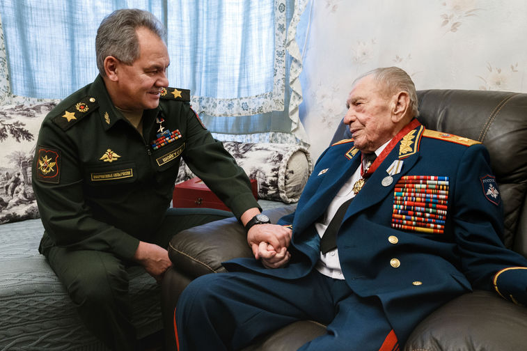 Министр обороны России Сергей Шойгу во время вручения ордена «За заслуги перед Отечеством» III степени маршалу Советского Союза Дмитрию Язову в Москве, 4 февраля 2020 года