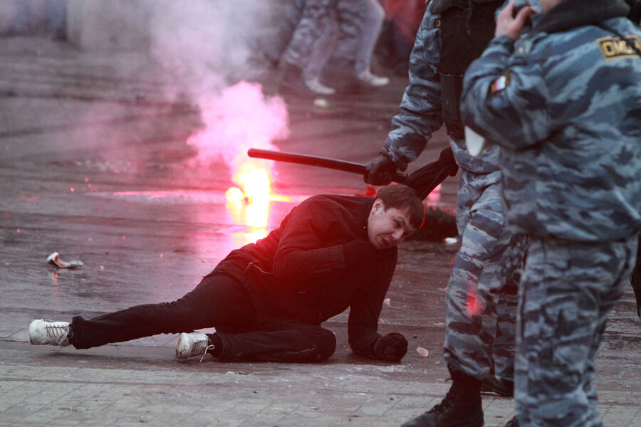 Сотрудники ОМОНа разгоняют участников акции в&nbsp;память об убитом фанате &laquo;Спартака&raquo; Егоре Свиридове, 11&nbsp;декабря 2010&nbsp;года