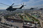 Тяжелый транспортный вертолет Ми-26 во время военного парада в Москве, 9 мая 2015 года