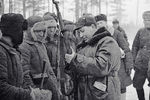 Генерал Терентий Фомич Штыков (в центре) рассматривает вооружение красноармейцев, 1939 год