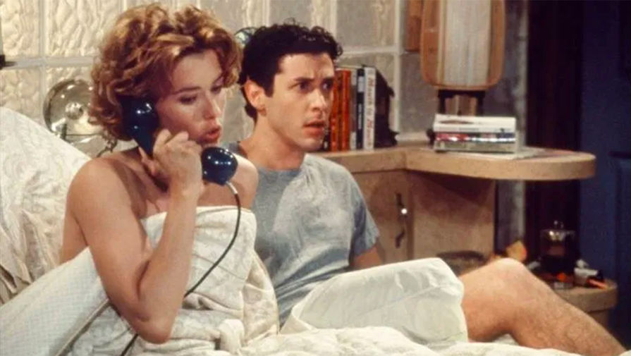 В&nbsp;1992 году Леони исполнила главную женскую роль в&nbsp;сериале «Полет вслепую», где она сыграла сексуально раскрепощенную девушку недавнего выпускника колледжа. Ее актерская работа заслужила положительные отзывы зрителей и критиков, которые выделили «Полет вслепую» из&nbsp;остальных сериалов кинокомпании Fox за&nbsp;необычный подход к&nbsp;теме отношений