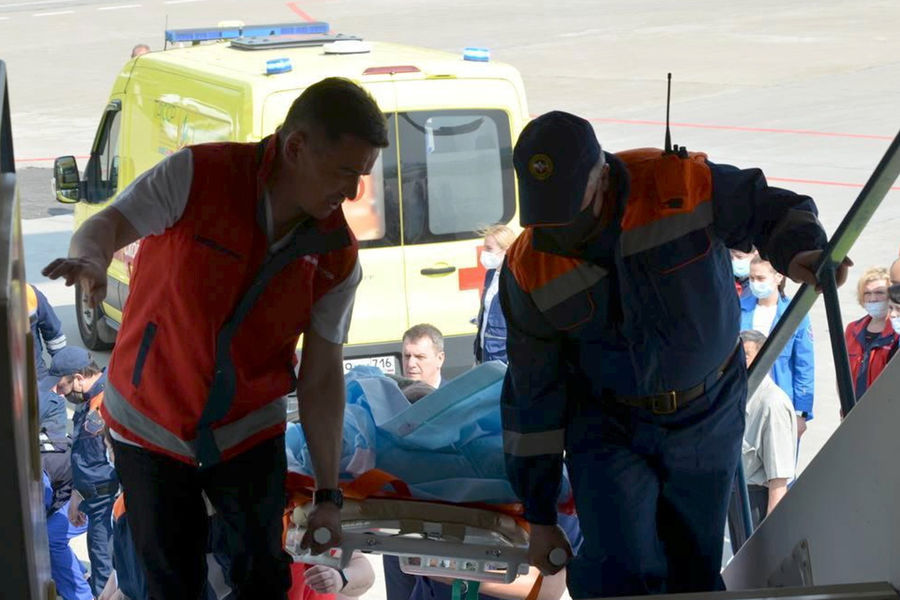 Медики и сотрудники МЧС во время транспортировки пострадавших при&nbsp;стрельбе в&nbsp;школе № 175&nbsp;на&nbsp;борт самолета Ил-76 для&nbsp;дальнейшей эвакуации в&nbsp;Москву на&nbsp;лечение, 12&nbsp;мая 2021&nbsp;года