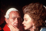 <b>«Безумие короля Георга» (1994)</b>
<br><br>
Историческая картина о кризисе власти в Великобритании конца XVIII века входит в число лучших британских фильмов когда-либо. Она рассказывает историю короля Георга III, который вдруг начал вести себя эксцентрично, как будто рассудок его помутился. Старший сын Георг, принц Уэльский, видит в этом возможность отправить папу в лечебницу и занять трон, а на стороне Георга III остается лишь жена, королева Шарлотта (ее сыграла Хелен Миррен).
<br><br>
Пережив болезненные и унизительные процедуры, король Георг III все же начинает контролировать себя и успевает предотвратить захват власти сыном.
<br><br>
Картина принесла Миррен номинацию на «Оскар» за лучшую роль второго плана и на BAFTA — за лучшую женскую роль. А также приз Каннского кинофестиваля.
