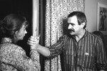 <b>Ирина Купченко (Она) и режиссер Никита Михалков на съемках фильма «Без свидетелей» (1983)</b>
<br><br>
Когда Михаил Ульянов узнал, что Никита Михалков готовится поставить спектакль на сцене Театра имени Вахтангова, он предложил ему пьесу советской писательницы Софьи Прокофьевой «Беседа без свидетеля». Режиссеру понравился материал, и вскоре он сообщил актеру, что получил разрешение на съемку фильма. Спектакль в театре не состоялся, но сыграть двух героев в камерной драме «Без свидетелей» Михалков пригласил именно вахтанговцев — Михаила Ульянова и Ирину Купченко.