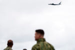 Дальний противолодочный самолет Ту-142 пролетает над флагманским кораблем 6-го флота ВМС США «Маунт Уитни» в Норвегии
