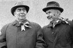 Генеральный секретарь ЦК КПСС Леонид Брежнев (слева) и Председатель Совета Министров СССР Алексей Косыгин наблюдают за&nbsp;первомайской демонстрацией с&nbsp;трибуны Мавзолея, 1976&nbsp;год