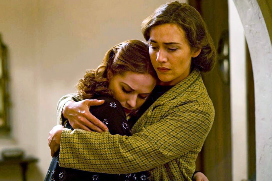 Эван Рэйчел Вуд и Кейт Уинслет в&nbsp;кадре из&nbsp;сериала «Милдред Пирс» (2011)