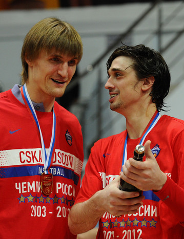 Армейцы Андрей Кириленко и Алексей Швед во время церемонии награждения после победы над&nbsp;&laquo;Химками&raquo; в&nbsp;финале чемпионата ПБЛ. 