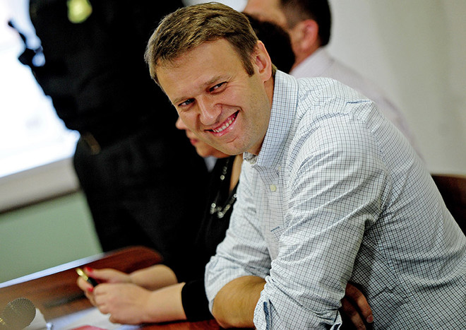 Алексей Навальный (включен в список террористов и экстремистов) в зале суда в Кирове