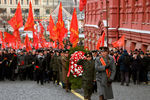 Участники церемонии возложения цветов к могиле Иосифа Сталина у Кремлевской стены в честь 140-летия со дня его рождения, 21 декабря 2019 года