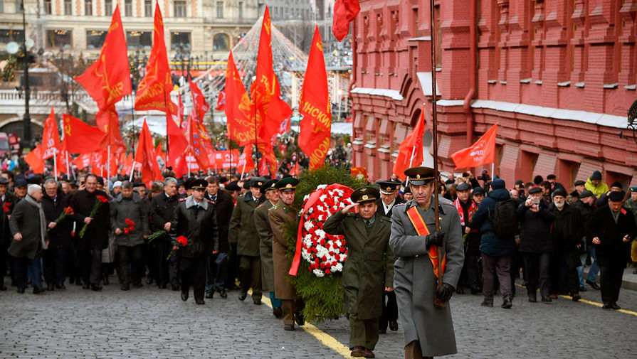 Участники церемонии возложения цветов к могиле Иосифа Сталина у Кремлевской стены в честь 140-летия со дня его рождения, 21 декабря 2019 года