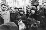 В феврале 1966 года из-за сердечной недостаточности она переехала в кардиологический санаторий. Ахматова умерла 5 марта, об этом сообщили по всесоюзному радио через два дня. Отпевание прошло 10 марта, ее похоронили в поселке Комарово под Ленинградом. На фото историк и сын Анны Ахматовой Лев Гумилев, поэты Евгений Рейн, Арсений Тарковский и Иосиф Бродский на церемонии прощания с поэтессой в 1966 году