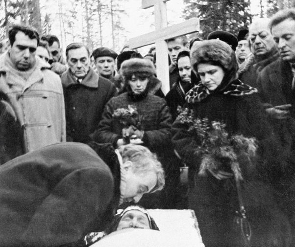 В&nbsp;феврале 1966&nbsp;года из-за сердечной недостаточности она переехала в&nbsp;кардиологический санаторий. Ахматова умерла 5&nbsp;марта, об этом сообщили по&nbsp;всесоюзному радио через&nbsp;два дня. Отпевание прошло 10&nbsp;марта, ее похоронили в&nbsp;поселке Комарово под&nbsp;Ленинградом. На&nbsp;фото историк и сын Анны Ахматовой Лев Гумилев, поэты Евгений Рейн, Арсений Тарковский и Иосиф Бродский на&nbsp;церемонии прощания с&nbsp;поэтессой в&nbsp;1966 году