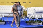 Дина Аверина и ее тренер, президент Всероссийской федерации художественной гимнастики Ирина Винер-Усманова после выполнения упражнений с обручем в индивидуальной программе на чемпионате мира по художественной гимнастике в Софии, 2018 год